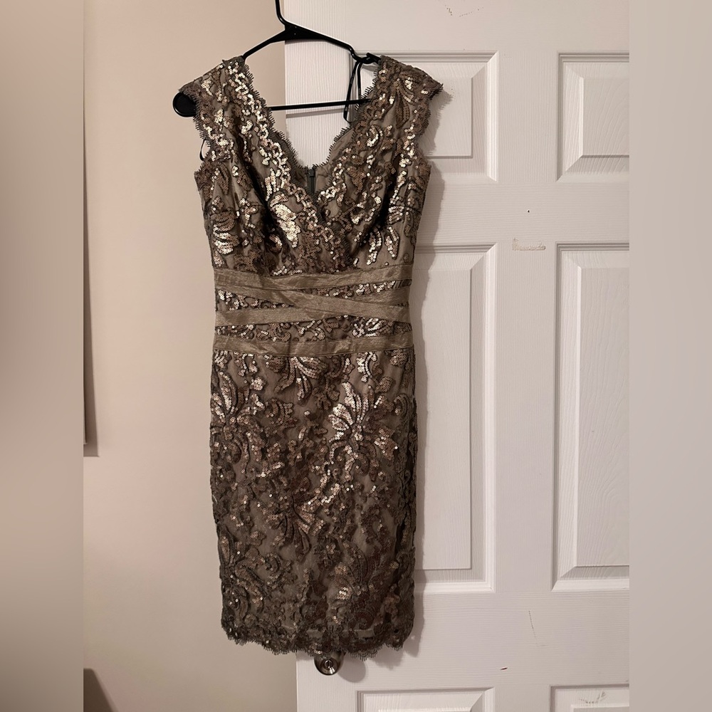 very flattering Tadashi Shoji gold/bronze lace & sequin cocktail dress sz 6